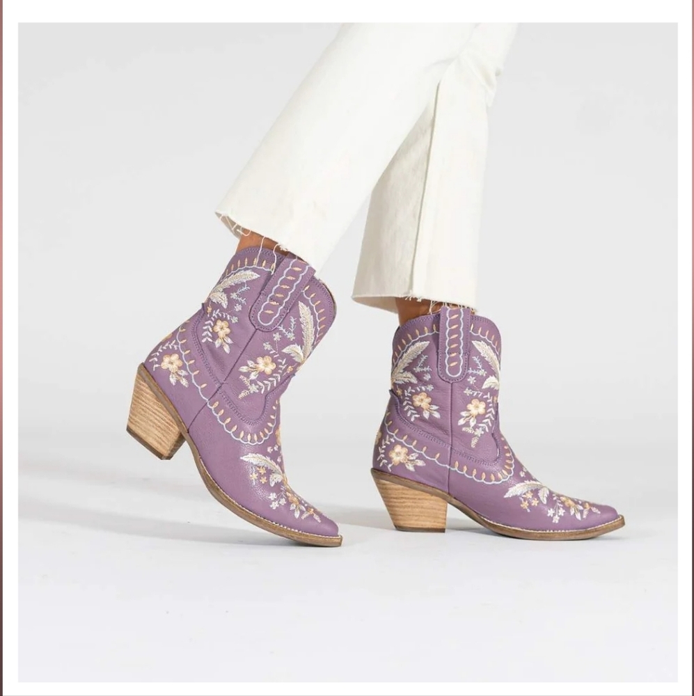 DINGO PRIMROSE LEATHER BOOTIE IN LAVENDER, SZ 6